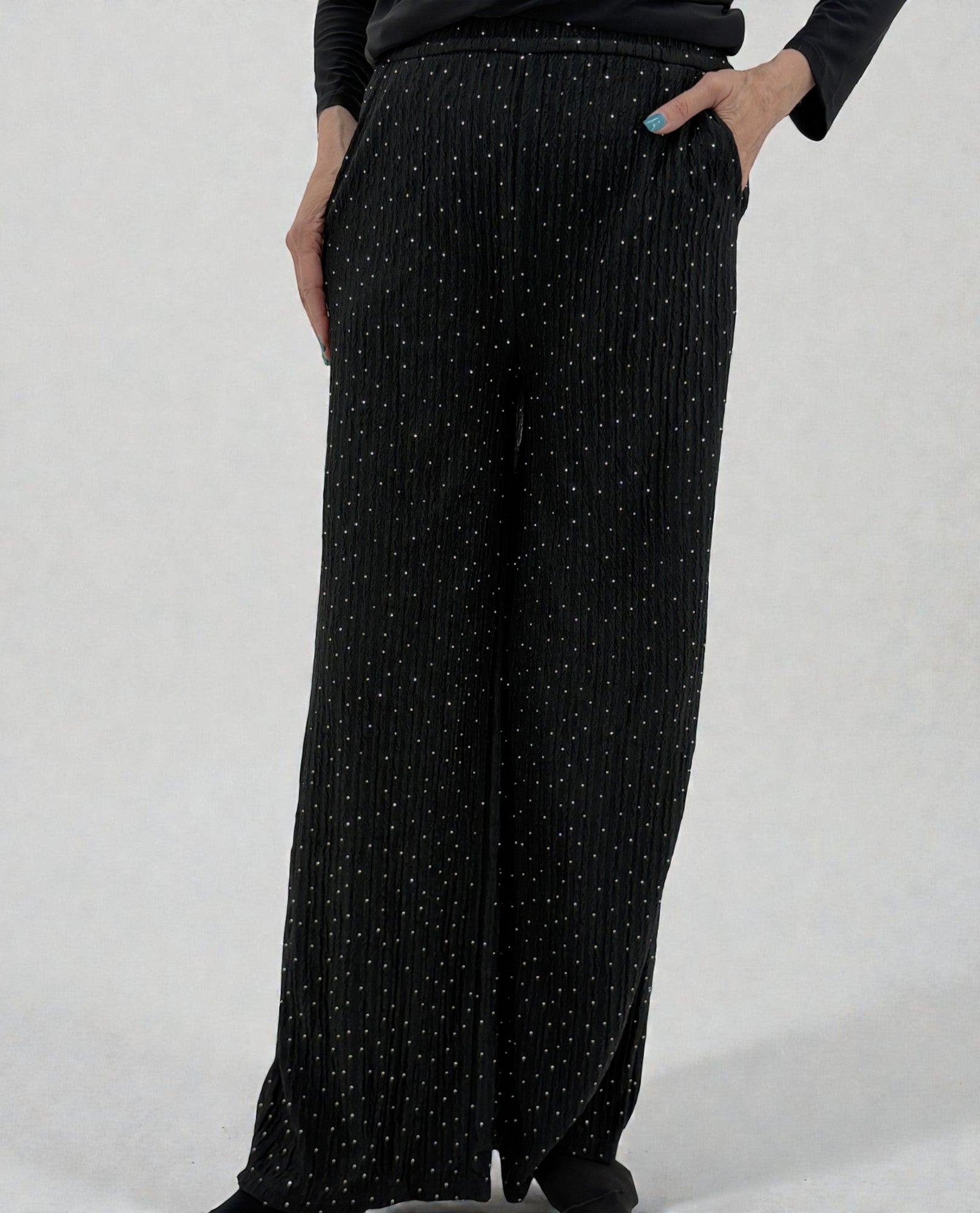 HKG07 PANTALÓN DE PIERNA RECTA CON ARRUGAS Y PIEDRA DE DIAMANTES